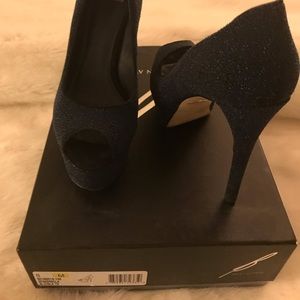 Brian Atwood size 8 pump